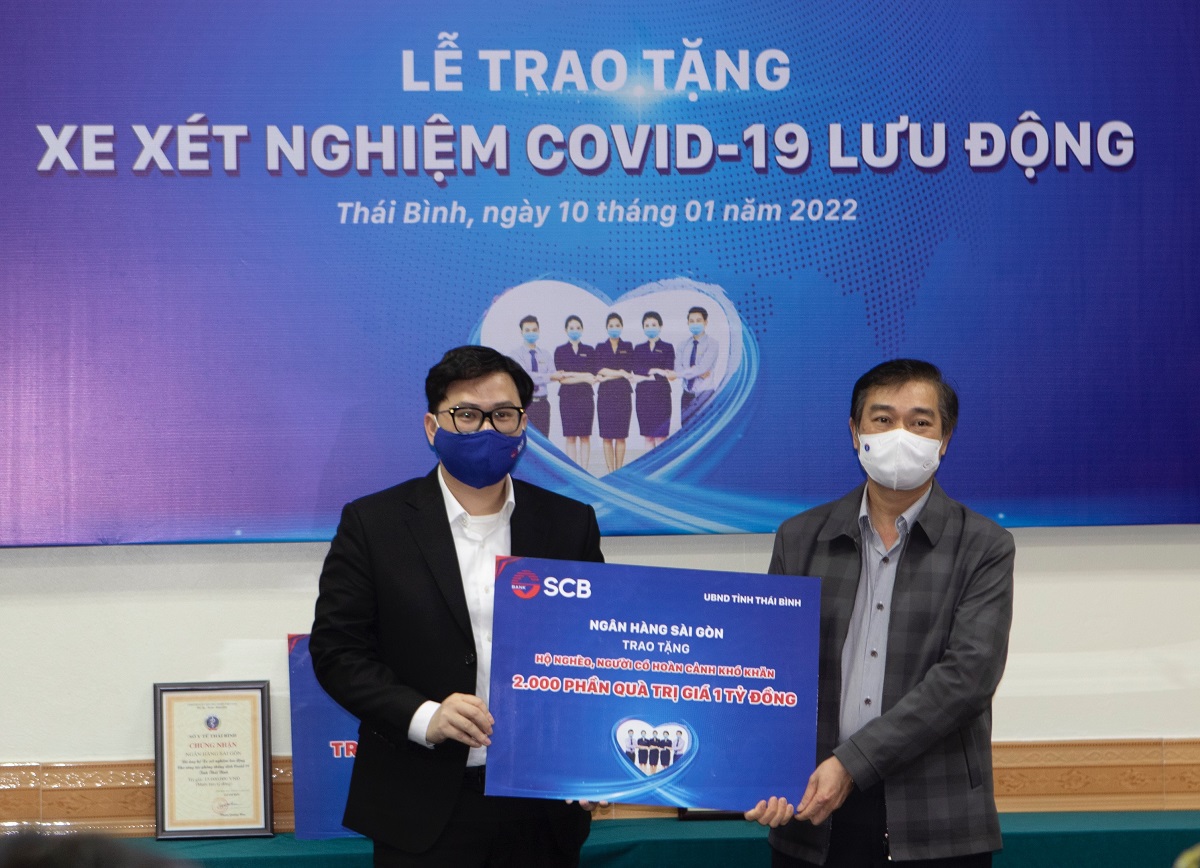 Ông Trương Khánh Hoàng- Q.TGĐ SCB trao bảng tượng trưng tặng 2.000 phần quà trị giá 01 tỷ đồng cho đại diện UBMTTQ Tỉnh Thái Bình- Ông Nguyễn Văn Giang- Trưởng Ban Dân vận tỉnh, Chủ tịch UB MTTQ Tỉnh.