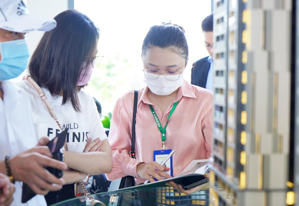 Khi thị trường bất động sản ngày càng nóng, hoạt động môi giới nhiều khả năng sẽ bị quản chặt hơn (Ảnh LM).