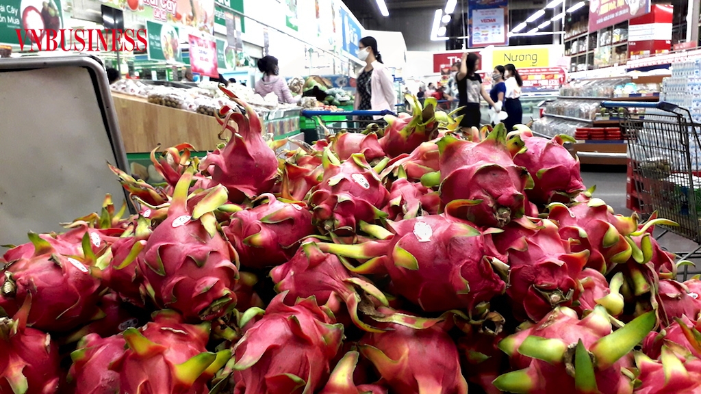 Việc tiêu thụ khoảng 20.000 tấn thanh long ở Long An vào vụ thu hoạch từ nay đến Tết Nguyên đán là cả bài toán hóc búa dù đã kêu gọi “giải cứu”.