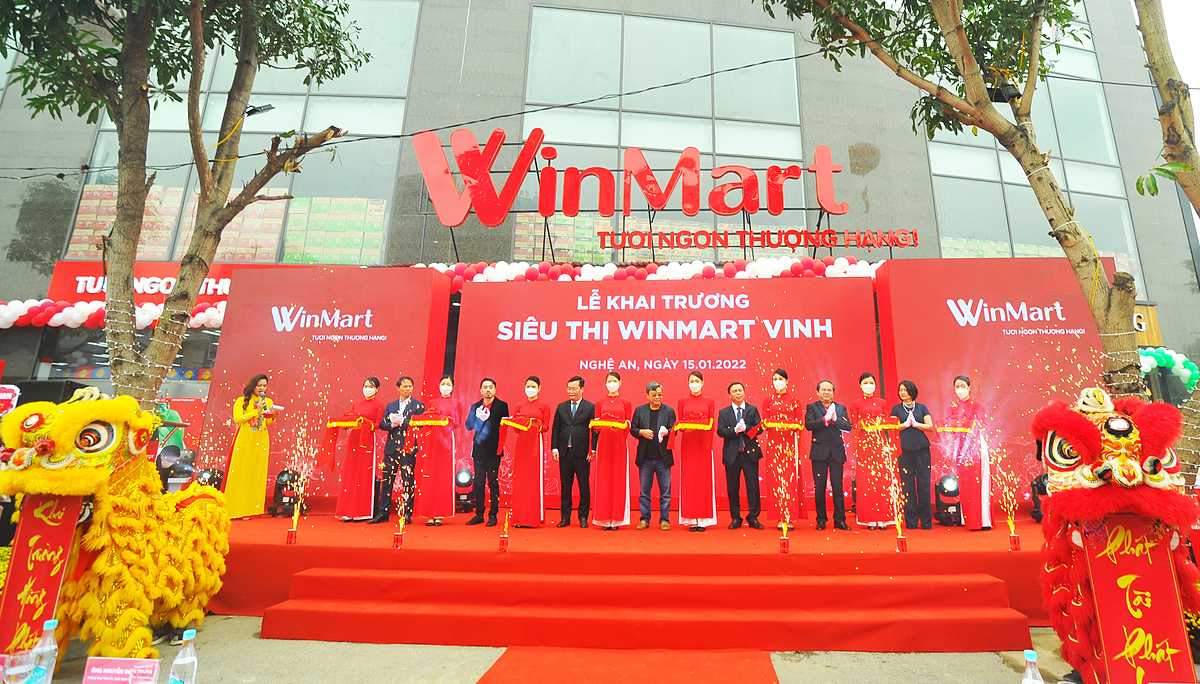 Cắt băng khai trương siêu thị Winmart Vinh.
