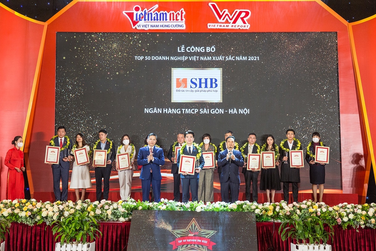 Phó Tổng Giám đốc Đỗ Quang Vinh đại diện SHB nhận giải thưởng TOP50 Doanh nghiệp xuất sắc nhất Việt Nam năm 2021
