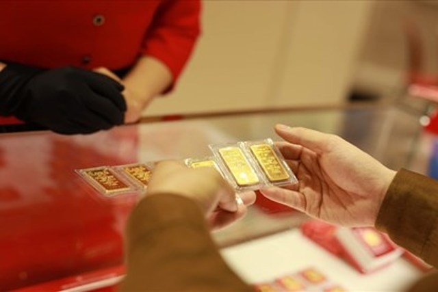Giá vàng SJC tăng giảm không đồng nhất trong khi giá vàng thế giới tiếp tục giảm.