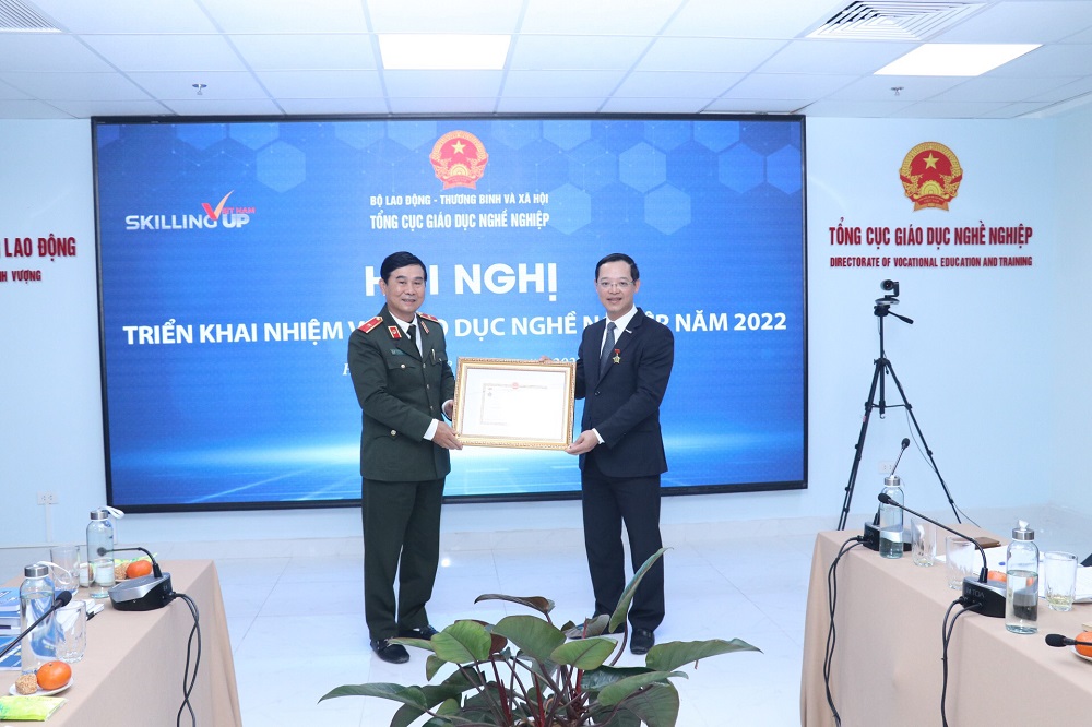 Ông Trương Anh Dũng, Tổng Cục trưởng, Tổng Cục Giáo dục nghề nghiệp được tặng bằng khen vì những đóng góp trong hoạt động giáo dục nghề nghiệp.