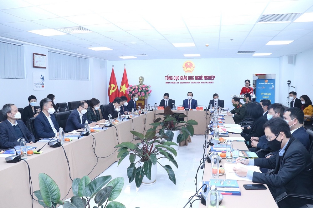 Hội nghị Tổng kết năm 2021, kế hoạch triển khai năm 2022 của Tổng cục Giáo dục Nghề nghiệp được tổ chức theo hình thức trực tuyến và trực tiếp.