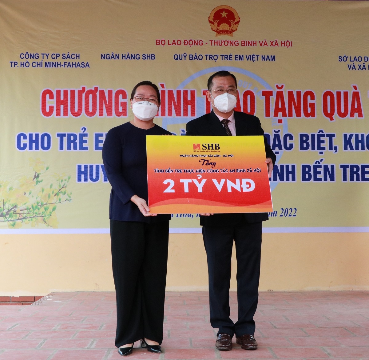 Bà Nguyễn Thị Hồng Nhung - Tỉnh Ủy viên, Chủ tịch Ủy ban MTTQ Việt Nam tỉnh Bến Tre tiếp nhận ủng hộ từ ông Thái Minh Tâm – Giám đốc SHB Chi nhánh Tiền Giang.