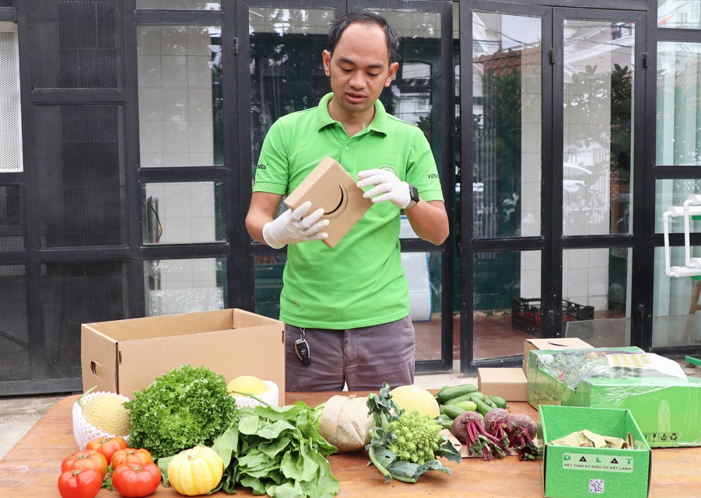 HTX Thủy canh Việt (TP Đà lạt, Lâm Đồng) đóng gói các hộp rau củ quả trồng theo quy trình hữu cơ phục vụ thị trường.