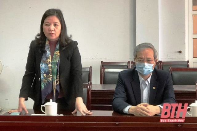 Trưởng ban Dân vận Tỉnh ủy, Chủ tịch Ủy ban MTTQ tỉnh Phạm Thị Thanh Thủy trân trọng cảm ơn Công ty CP TNH 99 Việt Nam đã ủng hộ tỉnh Thanh Hóa.