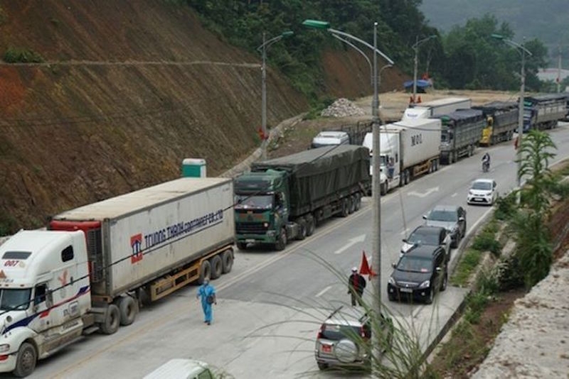 Hiện nay, hơn 1.000 xe nông sản đang tồn đọng ở cửa khẩu.
