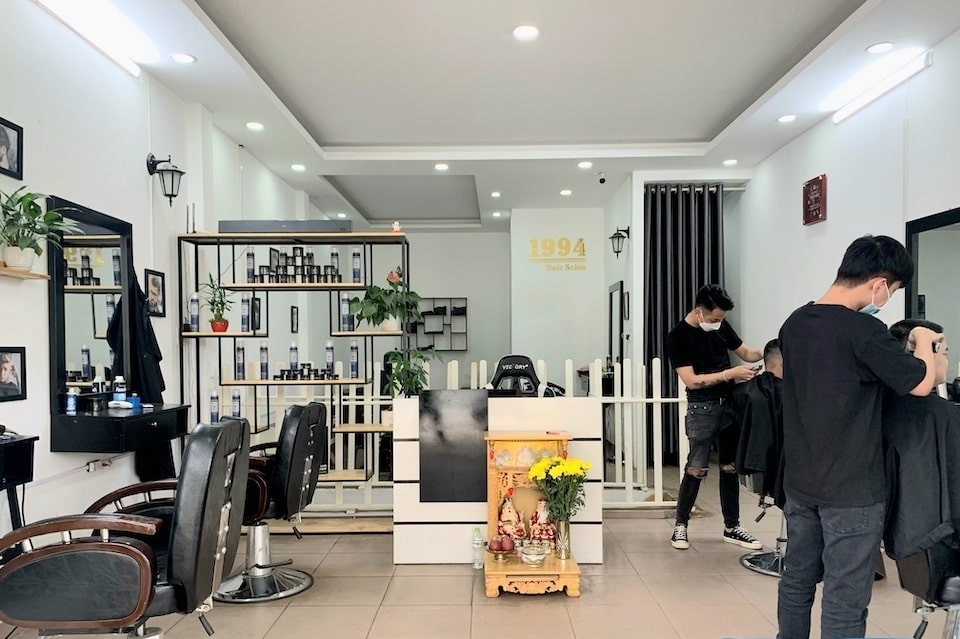 Nhiều tiệm tóc ít khách vì người dân e ngại đi làm đẹp trong lúc dịch bệnh diễn biến phức tạp.