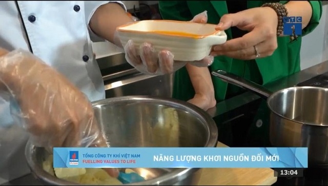 Chương trình Bếp Hồng được phát sóng vào khoảng 13h00 đến 13h15 từ thứ Hai đến thứ Sáu hàng tuần trên kênh VTC1.