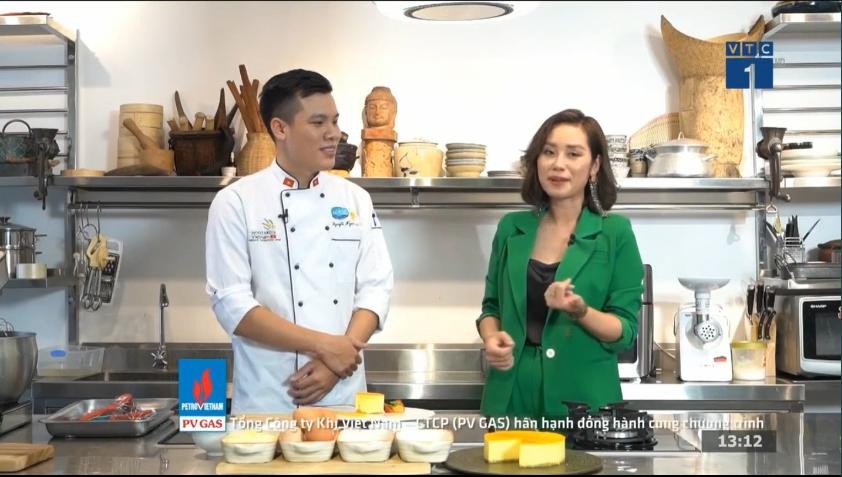 Chương trình Bếp Hồng thông qua sự thực hiện của Đầu bếp Nguyễn Ngọc Sơn và dẫn dắt MC Lan Hương.