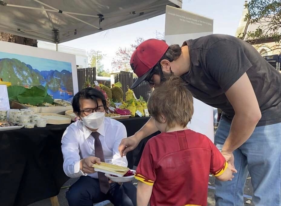 Trưởng Cơ quan Thương vụ Việt Nam mời người dùng Australia thưởng thức thanh long Việt Nam.