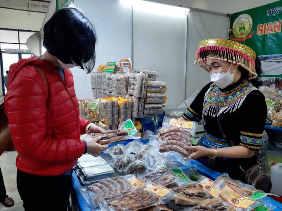 Đặc sản vùng miền hấp dẫn người tiêu dùng.