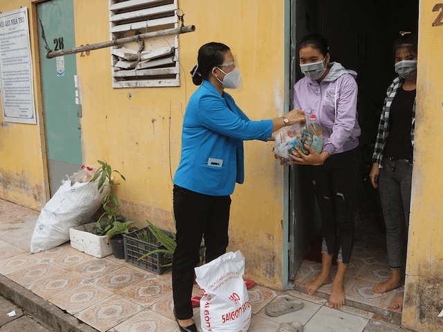 Ảnh hưởng của dịch COVID-19 khiến nhiều người lao động mất việc và phải rút bảo hiểm xã hội một lần để có tiền trang trải cuộc sống.