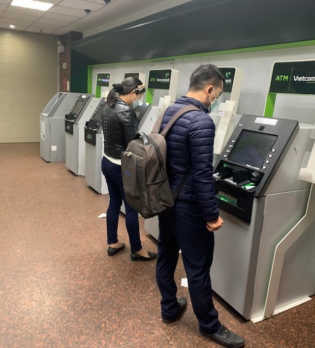Người dân đang rút tiền tại cây ATM của Vietcombank.