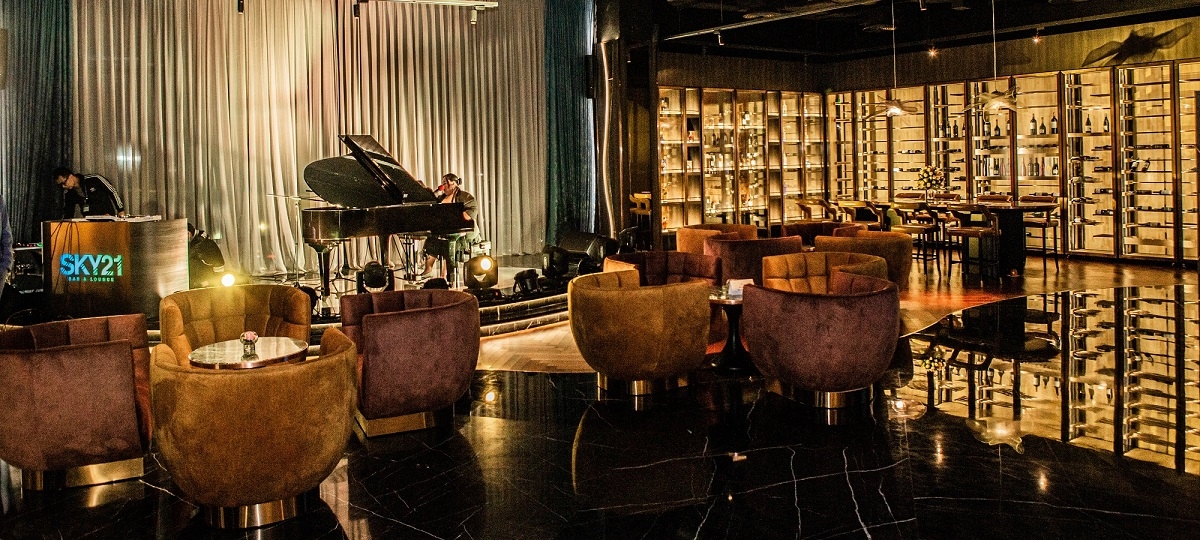 SKY21 Lounge được thiết kế theo phong cách vừa cổ điển vừa hiện đại, kết hợp cùng hệ thống đèn led “siêu ảo” không góc chết.