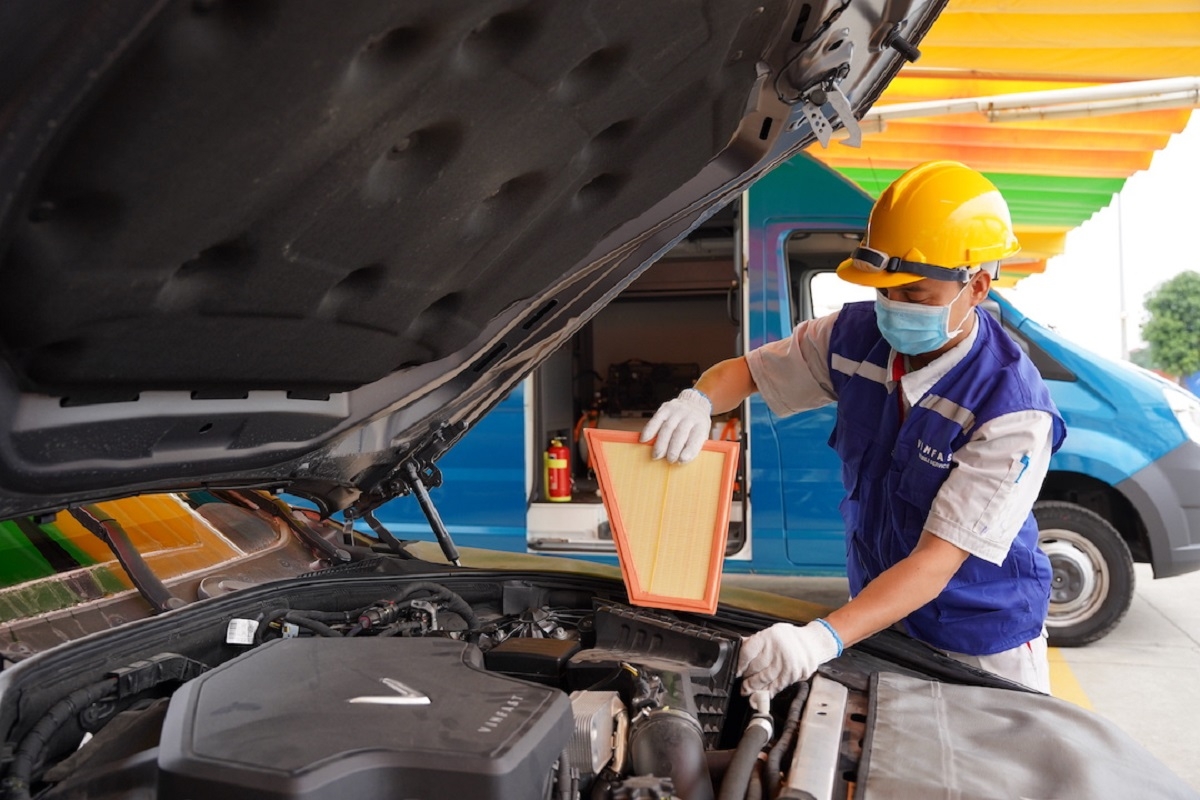 Kỹ thuật viên Mobile Service đang thực hiện thay lọc gió cho xe VinFast Lux A2.0.