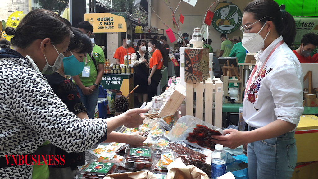 Quanh chuyện mua đặc sản mùa Tết 2022 của người tiêu dùng Việt đang cho thấy ngày càng khó nắm bắt được hành vi chuyển kênh mua sắm dưới thời Covid-19.