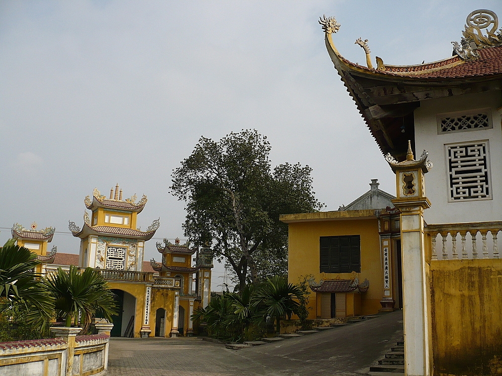 Cổng trước chùa Vằn.