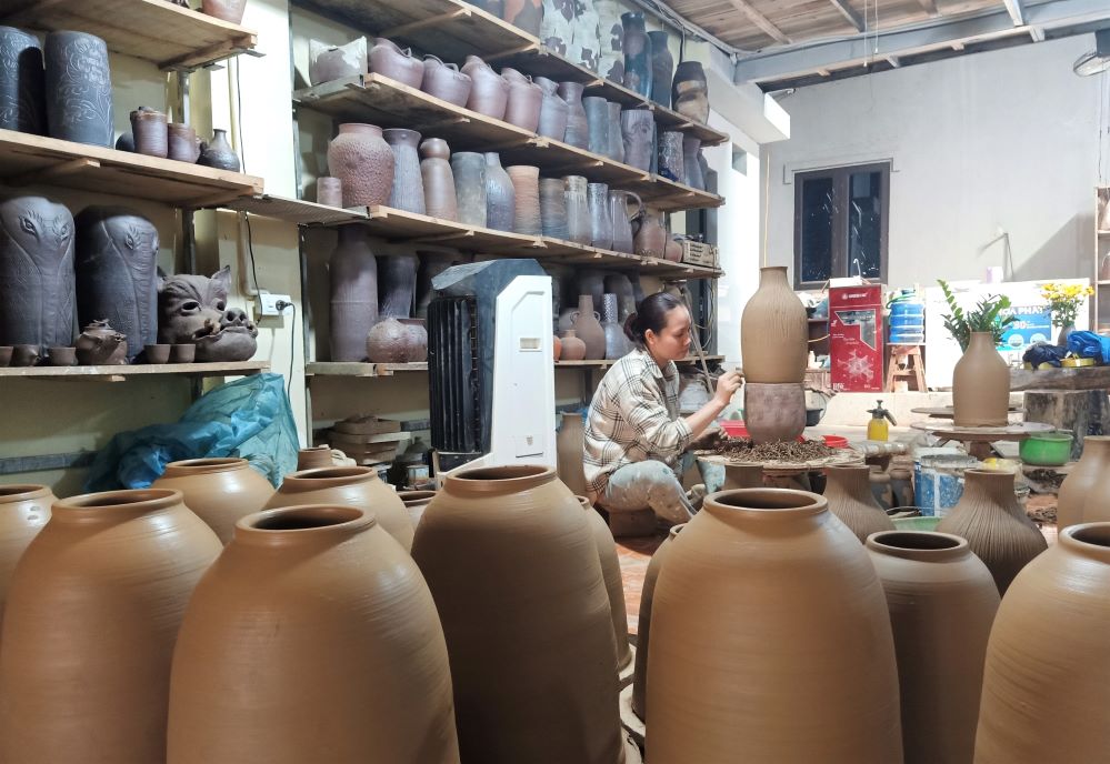 Các nghệ nhân trăn trở phục dựng lại nghề truyền thống không chỉ vì tình yêu, mà còn muốn truyền nghề cho lớp trẻ.