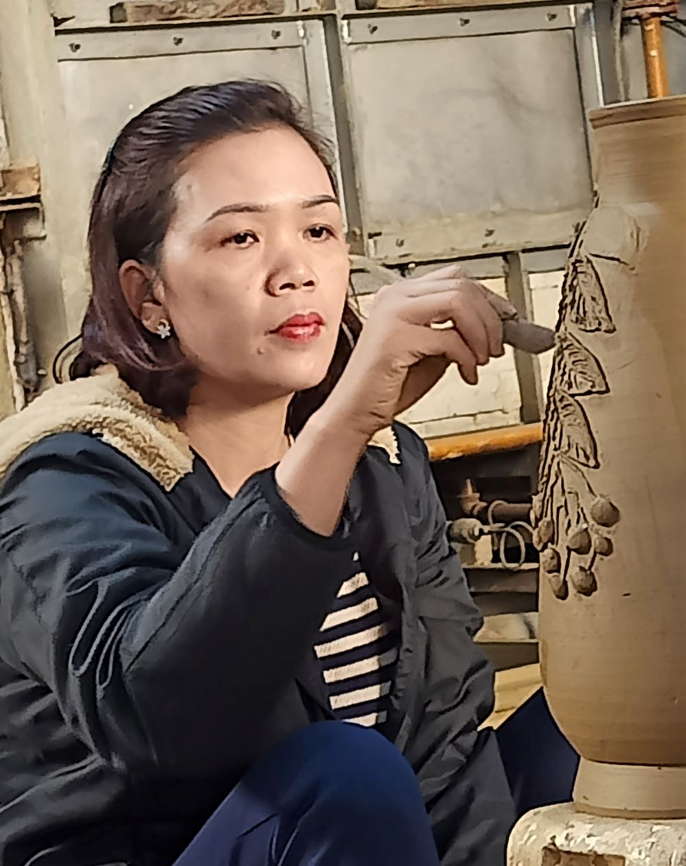 Bàn tay khéo léo của người thợ biến mỗi sản phẩm trở thành một tác phẩm nghệ thuật.