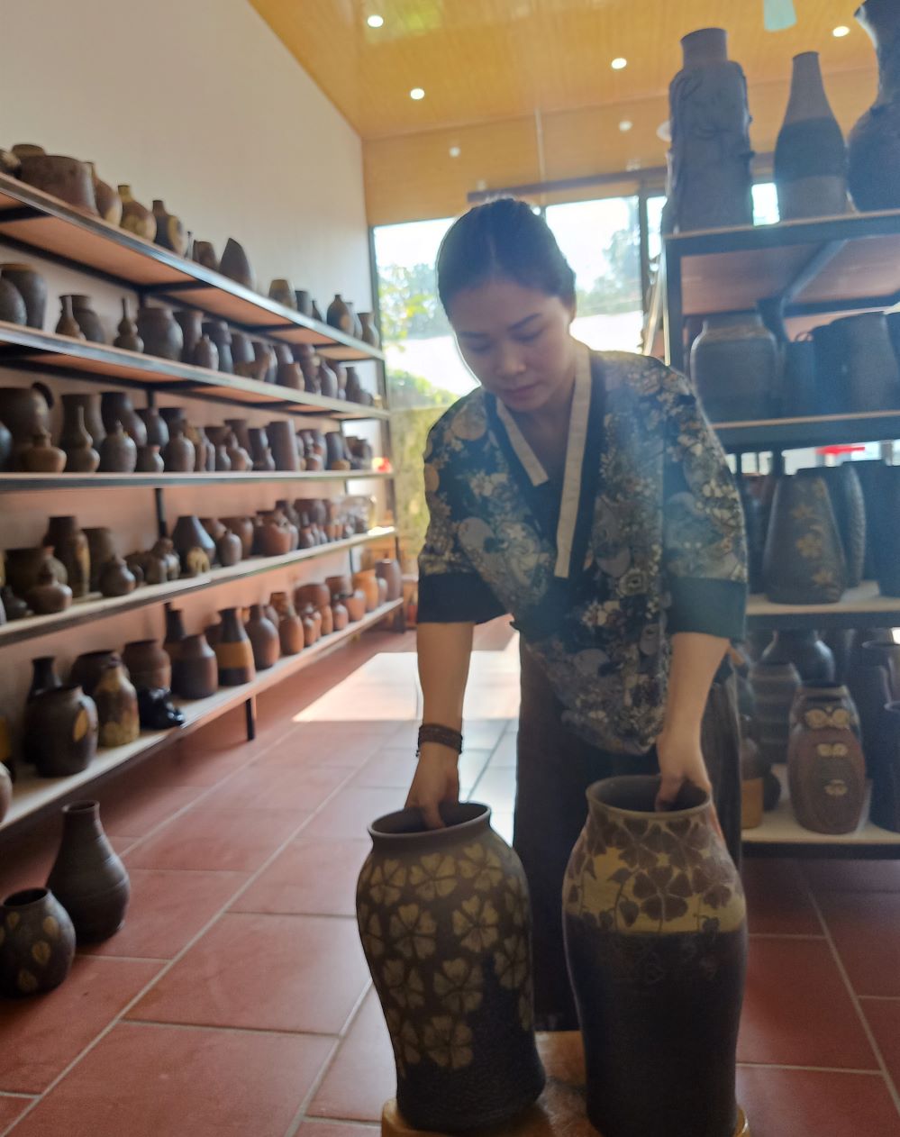 Sản phẩm gốm Hương Canh ngày càng được nhiều người biết tới, nhất là khách hàng từ Hà Nội.