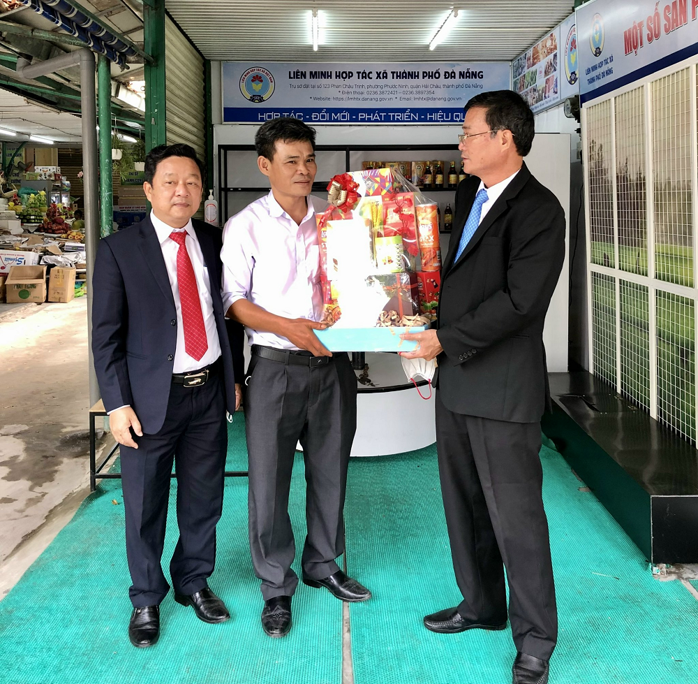 Đoàn thăm, tặng quà và chúc Tết quầy trưng bày và hỗ trợ tiêu thụ sản phẩm HTX tại chợ Hoà Cường (Ảnh Thanh Lịch).