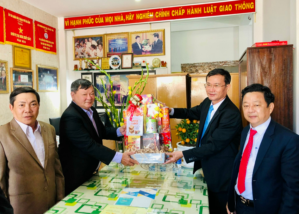 Đoàn thăm, tặng quà và chúc tết HTX dịch vụ hỗ trợ & Xe du lịch Đà Nẵng