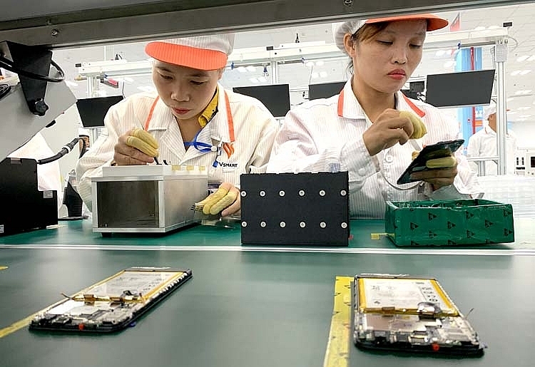 Điện thoại, linh kiện điện thoại, máy vi tính, sản phẩm điện tử và linh kiện được xuất nhập khẩu lớn nhất. Ảnh Int