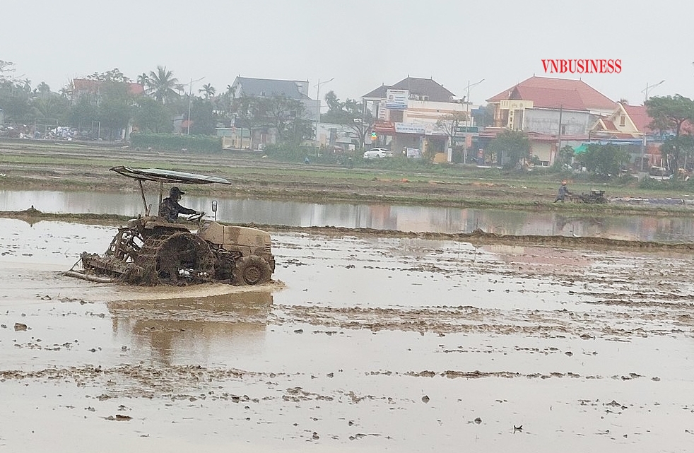 Nhiều HTX đã đầu tư máy móc để cung cấp các dịch vụ làm đất cho bà con.