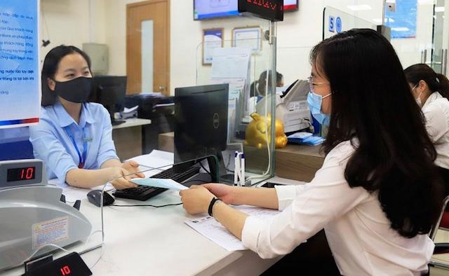 Nhiều ngân hàng tăng lãi suất tiết kiệm nhằm hút tiền gửi từ khách hàng.