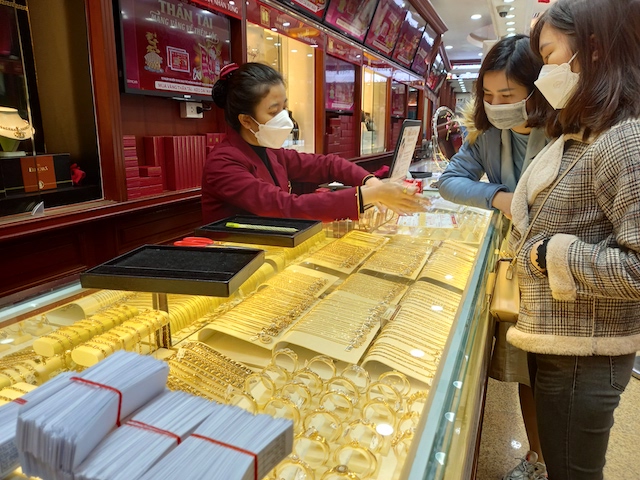 Nhiều người trẻ lựa chọn mua vàng trang sức trong ngày vía Thần Tài.