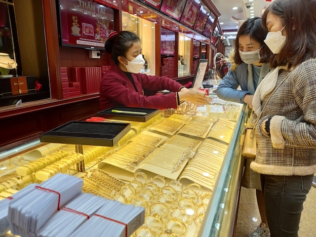 Nhiều người trẻ lựa chọn mua vàng trang sức trong ngày vía Thần Tài.