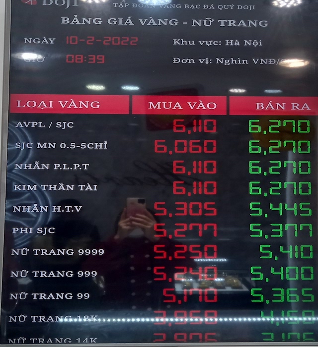 Mở cửa phiên giao dịch sáng nay, giá vàng SJC đắt hơn 600.000 đồng/lượng so với ngày hôm qua.