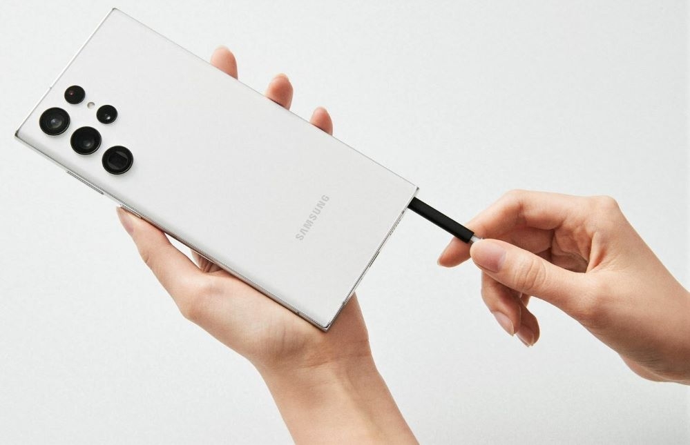 Bút SPen đi kèm trong khe cắm ở cạnh đáy, khắc phục được hạn chế ở dòng Galaxy S21 Ultra.