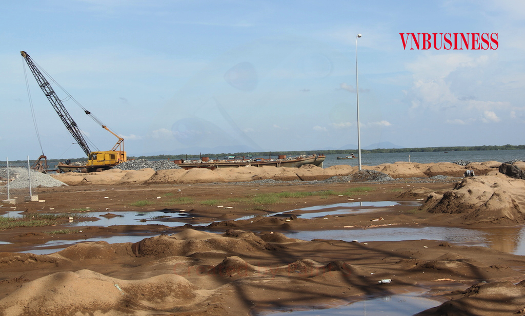 Có nhiều mối quan ngại quanh chuyện thu gom, thâu tóm đất nông nghiệp với quy mô lớn để làm dự án bất động sản.