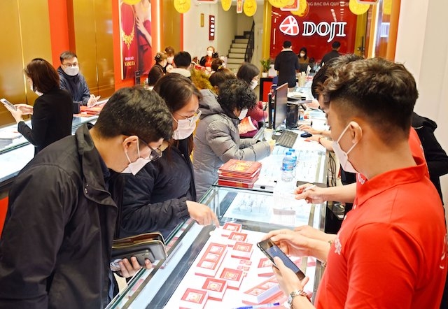 Tại một số cửa hàng vàng lớn như Bảo Tín Minh Châu, DOJI, Phú Quý… không khí mua vàng không có cảnh người dân xếp hàng dài chờ đợi như mọi năm.