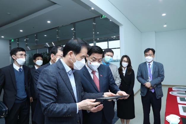 Đại diện Công ty TNHH Hana Micron Vina giới thiệu một số sản phẩm với ông Dương Văn Thái, Bí thư Tỉnh ủy Bắc Giang trong chuyến thăm và làm việc với doanh nghiệp này hôm 8/2.