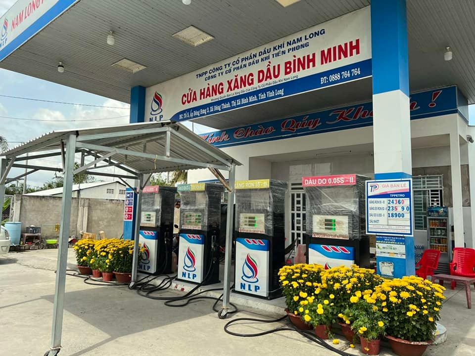 Cây xăng dầu đóng cửa vì... hết xăng.