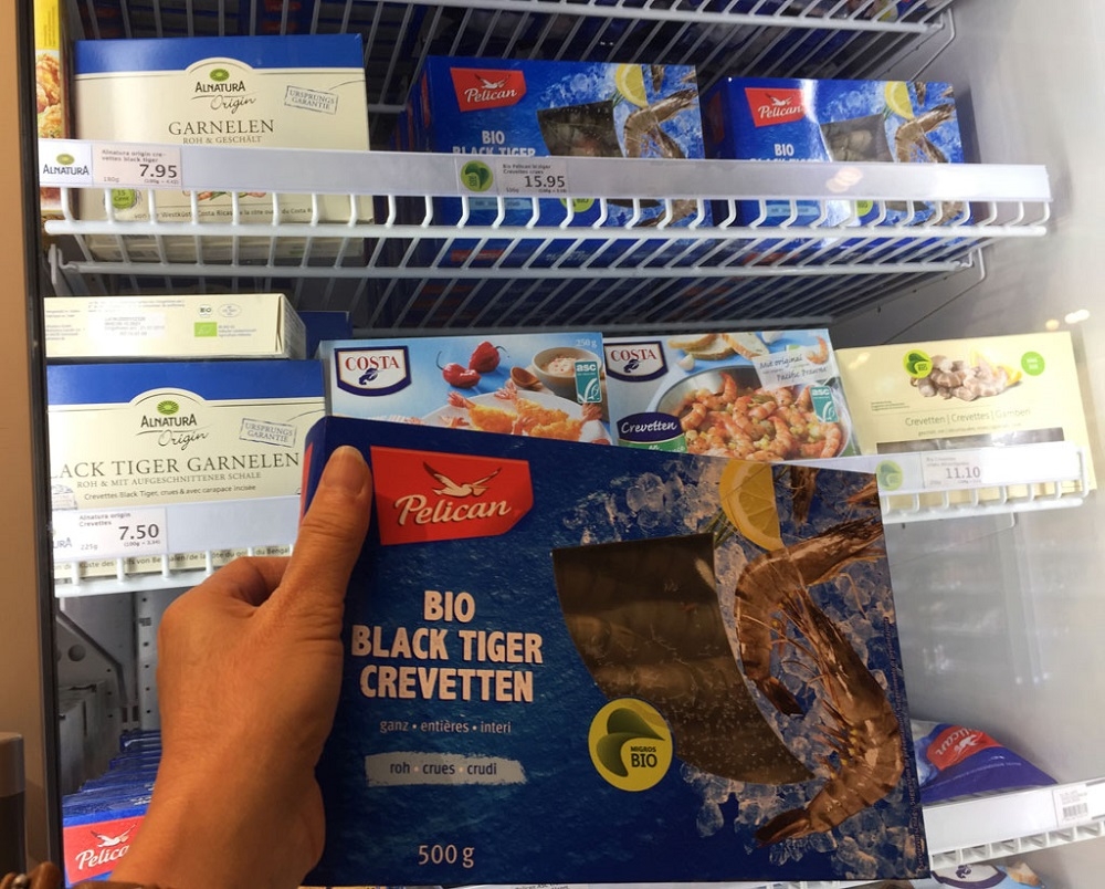 Sản phẩm tôm đông lạnh trên kệ hàng của siêu thị tại Thụy Sĩ (Ảnh Thục Minh).