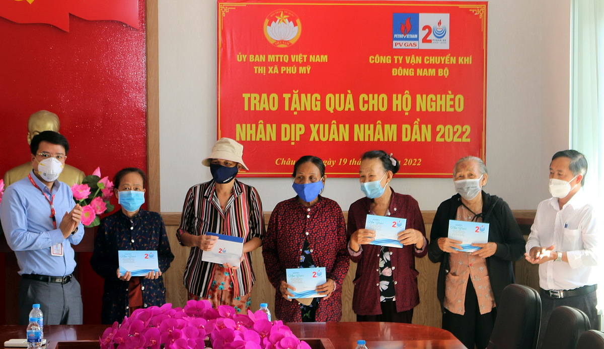 Giám đốc KĐN thăm tặng quà Tết các gia đình khó khăn trên địa bàn.