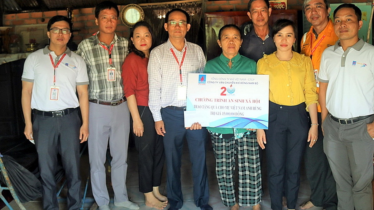 Thăm hỏi và tặng quà Mẹ Việt Nam anh hùng ngay tại gia đình.