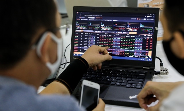 Cổ phiếu ngân hàng biến động, VN-Index giảm nhẹ 0,65 điểm. (Ảnh: Int)