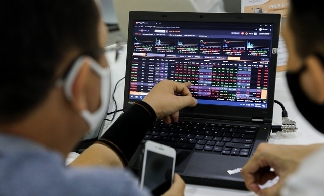 Cổ phiếu ngân hàng biến động, VN-Index giảm nhẹ 0,65 điểm. (Ảnh: Int)