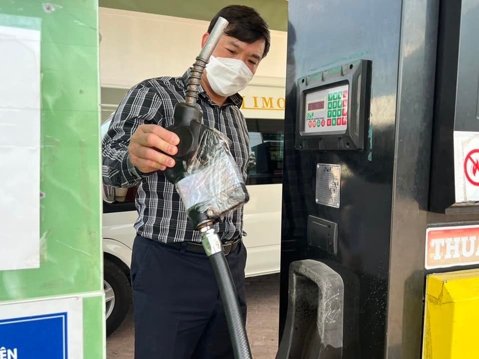 Một cửa hàng xăng dầu ngừng bán vì hết xăng.