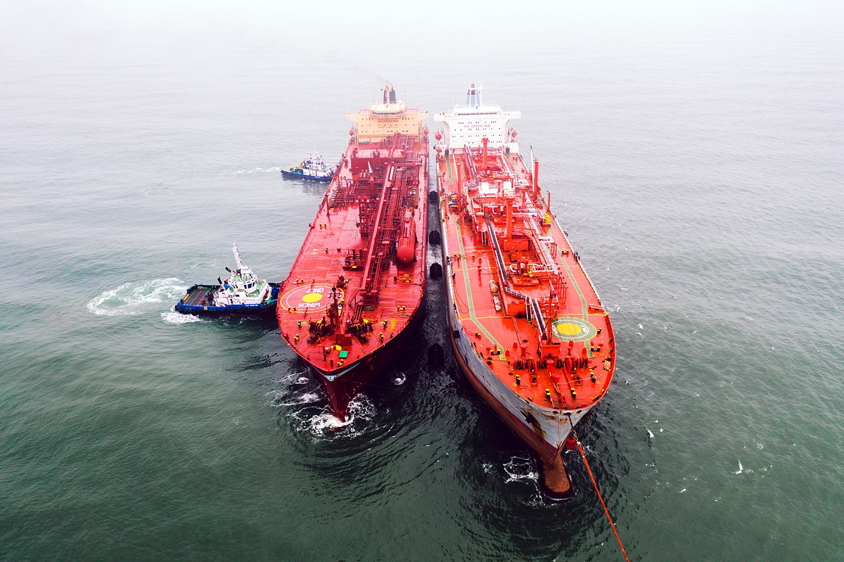 Tàu kho nổi Viet Dragon 68 (bên phải) tiếp nhận chuyến LPG lạnh mở đầu năm 2022.