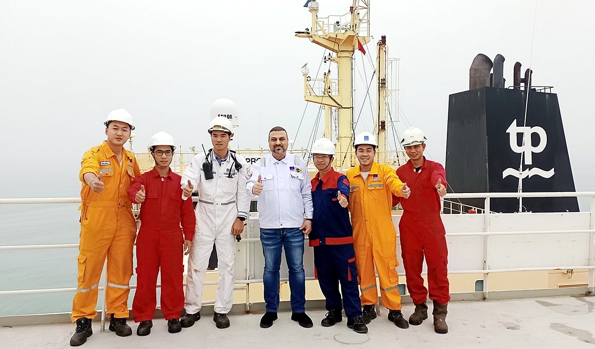 Kíp trực PVGAS/PVGAS Trading thực hiện nhiệm vụ nhập LPG lạnh sang tàu kho nổi Viet Dragon 68 vào trưa mùng 7 Tết Nhâm Dần 2022.