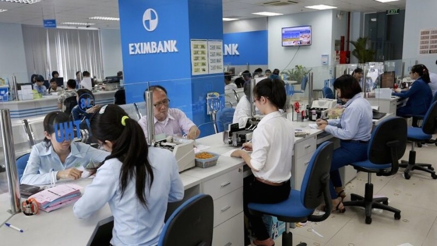 Những “cuộc chiến” giữa các nhóm cổ đông kéo dài khiến tình hình kinh doanh của Eximbank thua sút nhiều ngân hàng khác.
