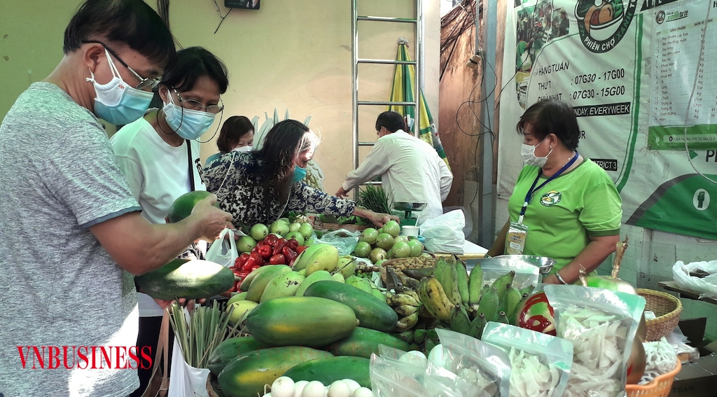 Khâu chính sách về quản lý và phát triển chợ truyền thống cần có những cải tiến nhất định và tránh những quy định mang tính… “cải lùi”.