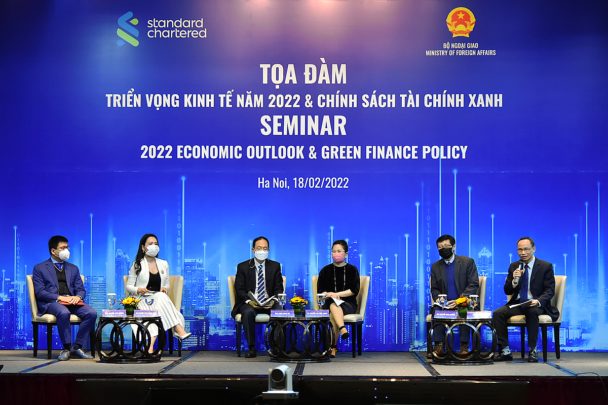 Ngân hàng Standard Chartered nhận định nền kinh tế Việt Nam sẽ phục hồi mạnh mẽ trong năm 2022. Tốc độ tăng trưởng dự kiến sẽ đạt 6,7% trong năm 2022 và 7% trong năm 2023.
